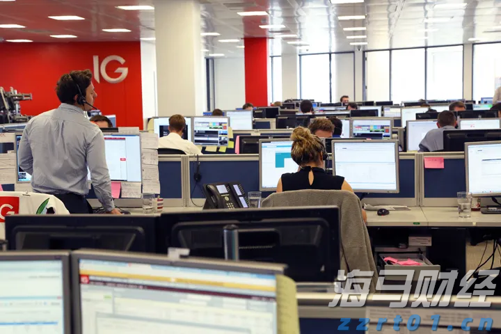 广式仪式感,广州市民茶楼观看阅兵直播