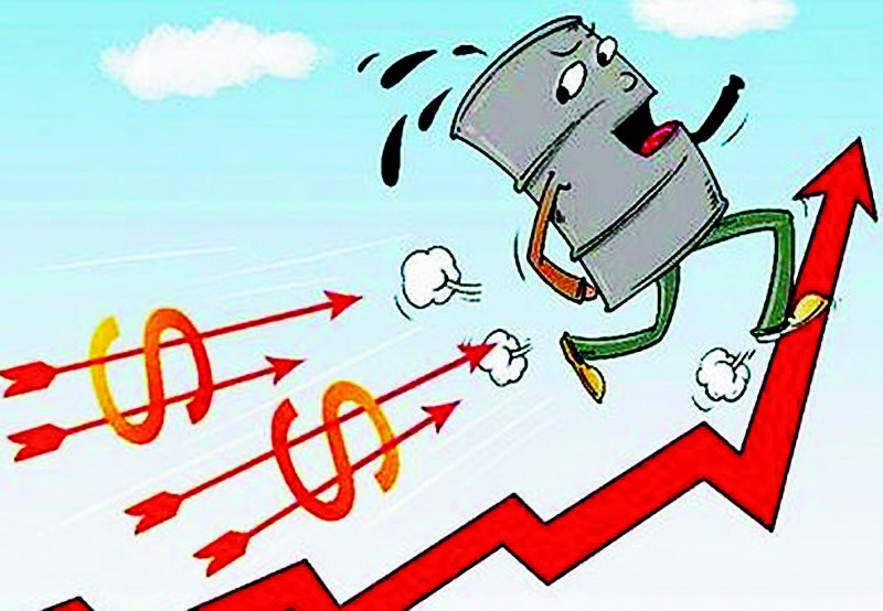 惠州一地大片房屋被淹没，民警徒手架起生命通道