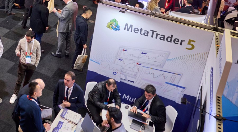 港股收盘(08.13) | 恒指收涨2.58% 科技、医药股全天强势 多只中报绩优股爆发